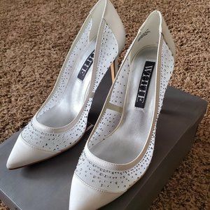 NWT- White by Vera Wang Ivory Pumps
